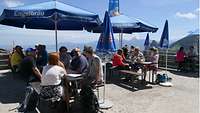 Ein gemütliches Beisammensein mit Einkehr und Gesprächen auf der Terrasse der Hochalphütte. 