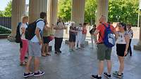 Die Führung durch Berlin führte die Rüstzeitgemeinde auch zum Brandenburger Tor