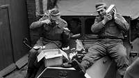 Schwarzweiß Foto Soldaten im Manöver machen Pause