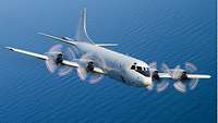 Seefernaufklärer P-3C Orion fliegt über dem Meer