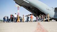 Evakuierte Menschen verlassen ein Transportflugzeug vom Typ A400M am Flughafen in Taschkent
