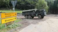 LKW auf zerstörter Straße