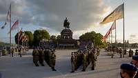 Blick von oben auf das Deutsche Eck mit der angetretenen Truppe