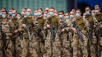 Viele Soldaten mit Schutzmaske sind zum Abschiedsappell angetreten