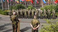 Generalleutnant Dr. Rieks bei seiner Ansprache vor der angetretenen Formation des Weltraumkommandos der Bundeswehr.