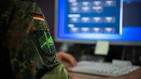 Soldat aus dem Zentrum Cyber-Operationen am Computer während einer Capture the Flag-Challenge.