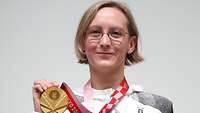 Portrait einer Sportlerin mit Goldmedaille