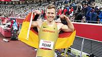 Sportler mit Deutschlandfahne umgehängt