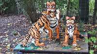 Drei kleine Tiger aus Bausteinen im Zoo Münster. 