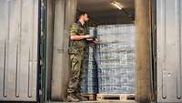 Ein Soldat prüft, ob in einem Container genügend Wasser gelagert ist