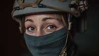 Porträt von einer Soldatin mit Sturmhaube und Helm