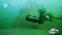 Ein Soldat taucht unter Wasser mit einem Unterwasserscooter