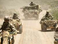 Soldaten fahren auf ATV-Quads durch die Wüste