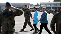 General Zorn, Annegret Kramp-Karrenbauer und Angela Merkel gehen an angetretenen Soldaten vorbei