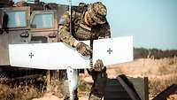 Ein Soldat setzt eine Drohne zusammen 