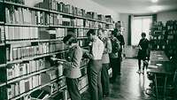 Lehrgangsteilnehmer im Lesesaal der Bibliothek in den 1960er Jahren.