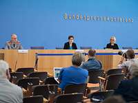 Ministerin Kramp-Karrenbauer und Generalinspekteur Zorn sitzen in der Bundespressekonferenz vor Publikum