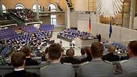 Einige uniformiert Bundeswehr Soldaten sitzen im Bundestag.