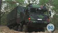 LKW im Wald auf sandigem Untergrund