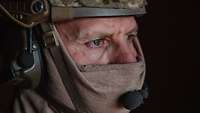 Portrait von einem Soldaten mit Sturmhaube und Helm