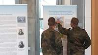 Soldaten informieren sich an den Schautafeln