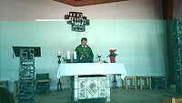 Pater Stefan Havlik beim Gottesdienst am Altar