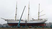 Segelschulschiff Gorch Fock wird ausgedockt