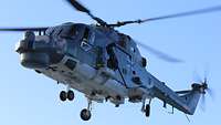 Der Hubschrauber Sea Lynx in der Luft