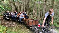Viele Gäste lassen sich mit der Feldbahn durch den Wald fahren