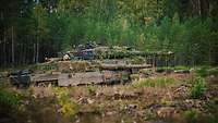 Ein norwegischer und ein deutscher Kampfpanzer Leopard 2 sind nebeneinander aufgefahren 