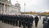 Soldaten in einer Formation beim öffentlichen Gelöbnis vor dem Reichstag. 