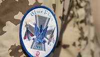Zeichen an einem Uniformärmel mit der Aufschrift „Blue Flag“.