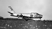 Schwarz-Weiß-Foto von einem alten Düsenjet F-86 Sabre.