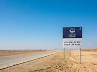 Ortsschild in der Wüste mit der Inschrift Uvda AF Base