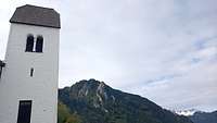 Peterskirche auf dem Petersberg im Hintergrund Berge