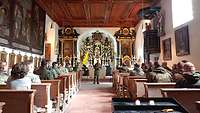 Militärpfarrer Petro Stanko und Soldaten beim Wortgottesdienst in der Peterskirche