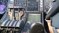 Unterschiedliche Displays im Cockpit des A400M