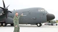 Major Thomas Limmer steht vor einer C-130J der Armée de l’Air