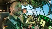 Thomas Limmer sitzt im Simulator-Cockpit der C-130J.