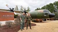 Major Limmer und Hauptfeldwebel Jacobs stehen vor einer C-130A, die in Tarnfarben lackiert ist