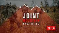 Soldaten marschieren mit Gepäck durch freies Gelände, davor der Schriftzug „Joint Mountain Training – Teil 6“
