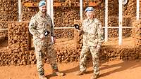 zwei Soldaten im Auslandseinsatz mit Mikrofon