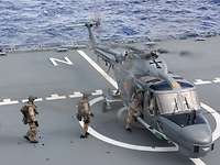 Das Bordeinsatzteam und der ECLO steigen in einen Hubschrauber ein