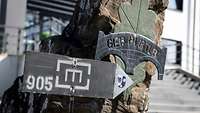 Symbolic photograph: The military symbol of a reserve battalion stands in front of the nameplate of an active unit.