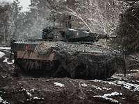 Ein Panzer vom Typ Schützenpanzer Puma fährt auf einem Truppenübungsplatz mit Schnee