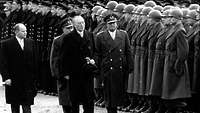 Bundeskanzler Adenauer besucht die Soldaten der neugegründeten Bundeswehr in Andernach 1956.