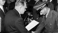 Am 12. November 1955 werden durch den Bundesminister der Verteidigung, Theodor Blank, die ersten Ernennungsurkunden überreicht.