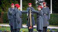 Sechs Soldatinnen und Soldaten schören auf die deutsche Fahne.