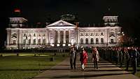 Im Hintergrund der Reichstag, rechts angetretene Soldaten, davor Kramp-Karrenbauer, Frau Bas und der Generalinspekteur.