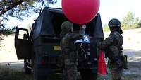 Soldaten präparieren Ballons.